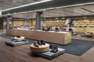Bạn bị hớp hồn bởi mẫu thiết kế shop giày nam thời thượng này?